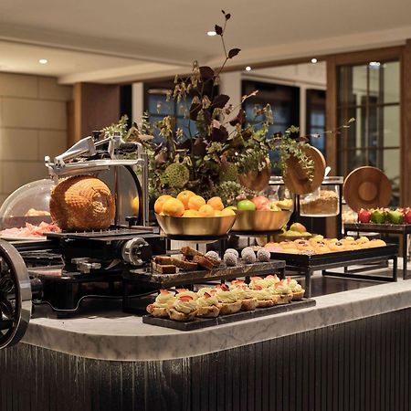Hilton Melbourne Little Queen Street Екстериор снимка A buffet at a hotel