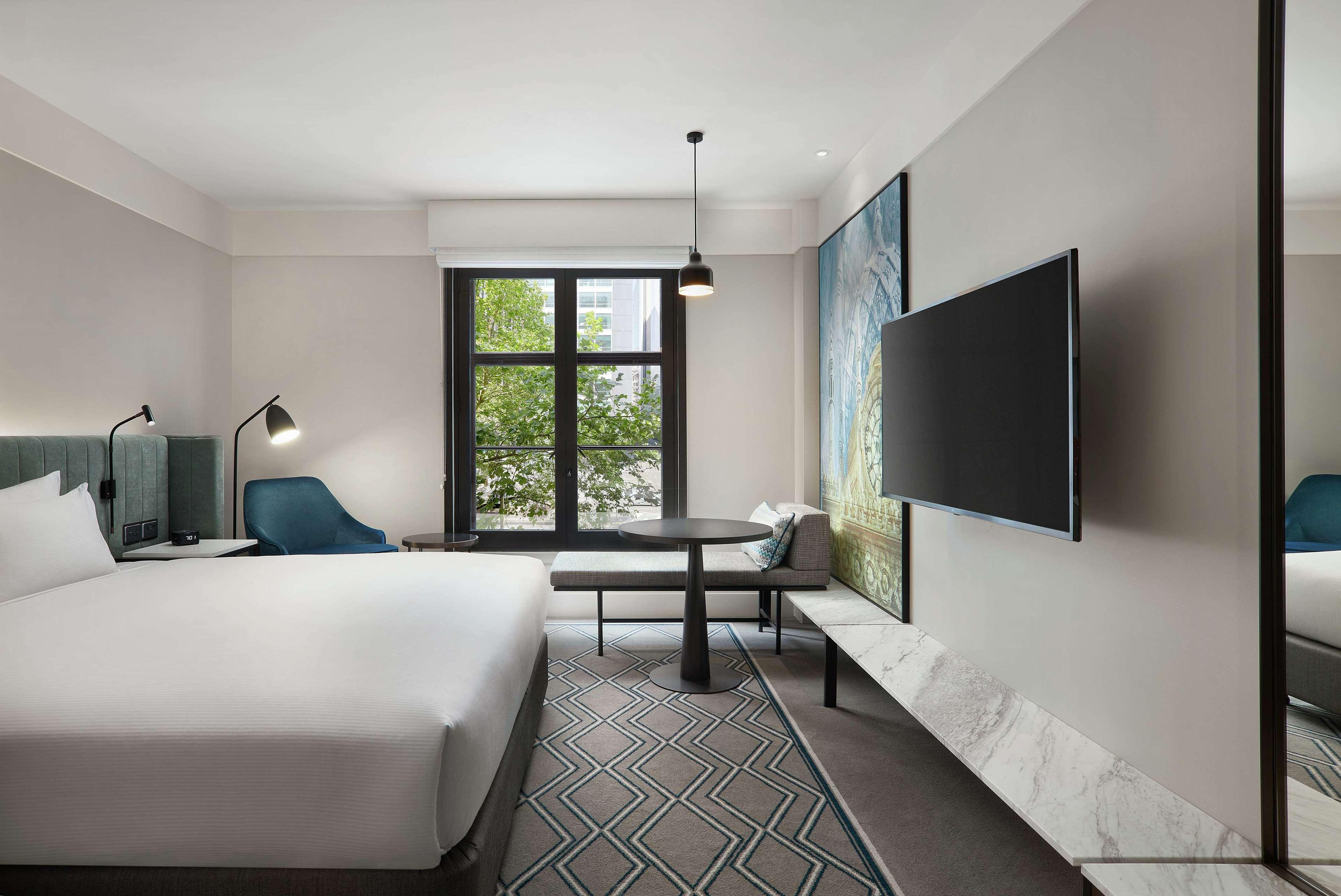 Hilton Melbourne Little Queen Street Екстериор снимка A guest room at the hotel