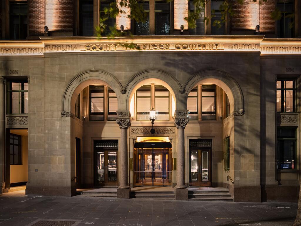Hilton Melbourne Little Queen Street Екстериор снимка The entrance to the hotel