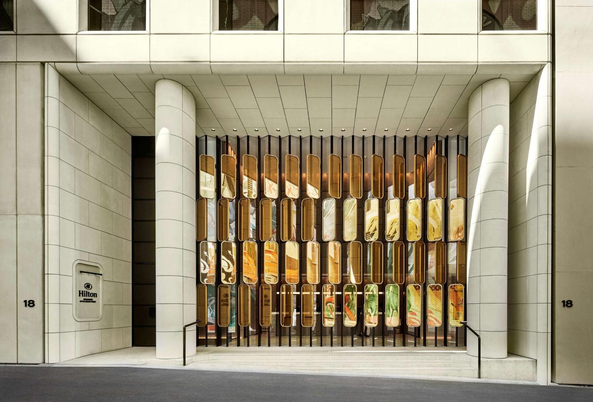 Hilton Melbourne Little Queen Street Екстериор снимка The entrance to the hotel