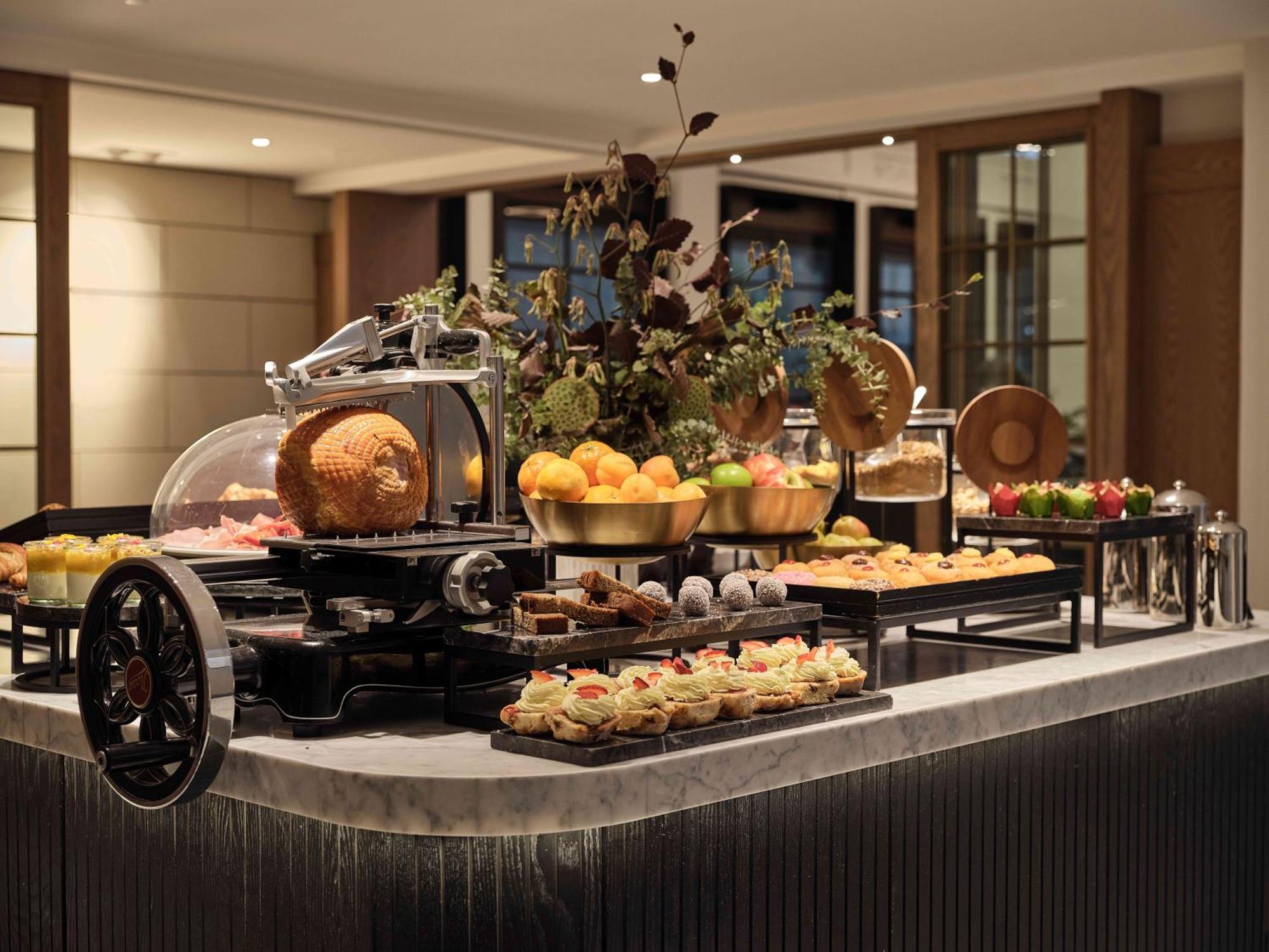 Hilton Melbourne Little Queen Street Екстериор снимка A buffet at a hotel