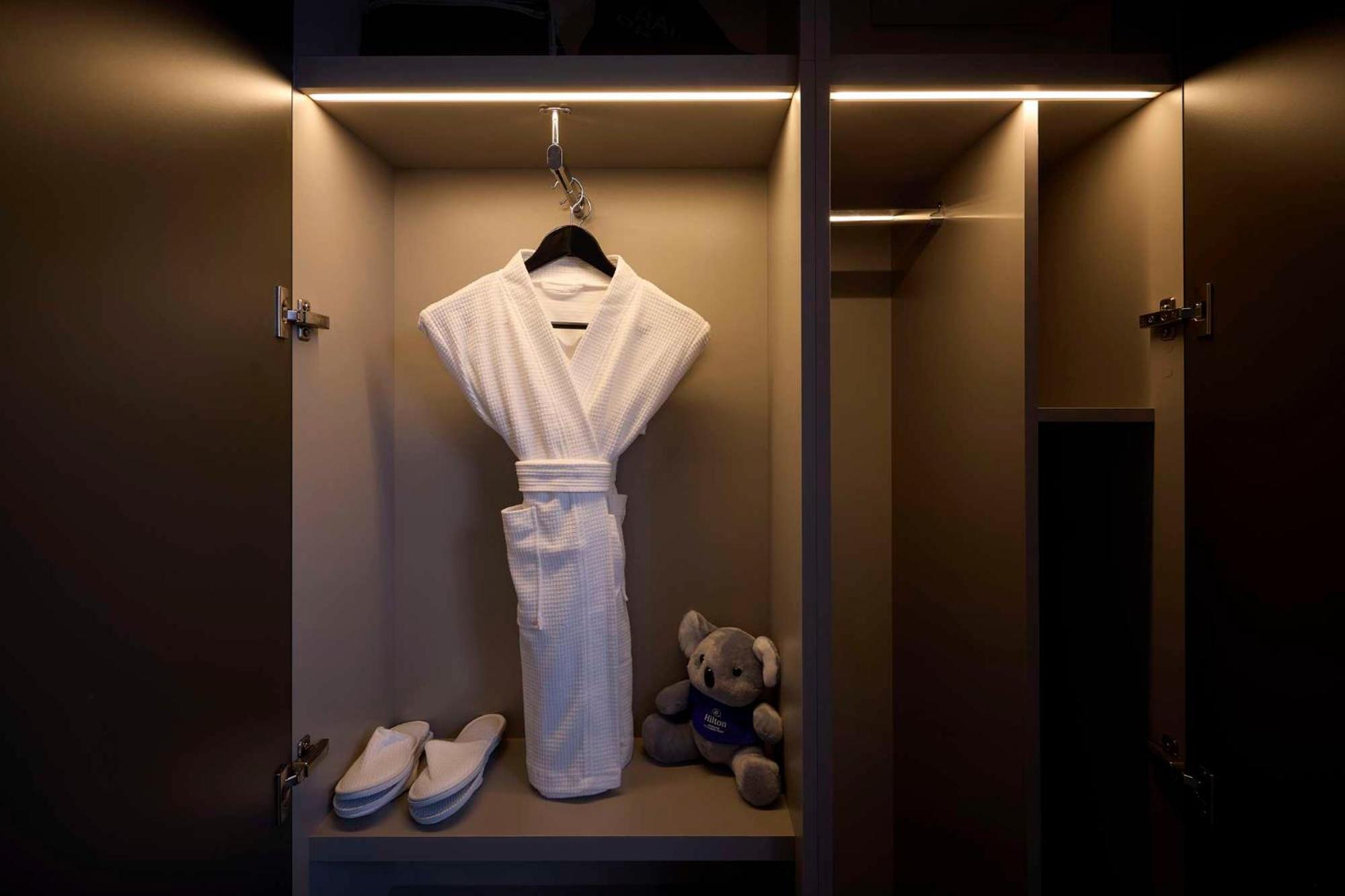 Hilton Melbourne Little Queen Street Екстериор снимка A bathrobe in a hotel room