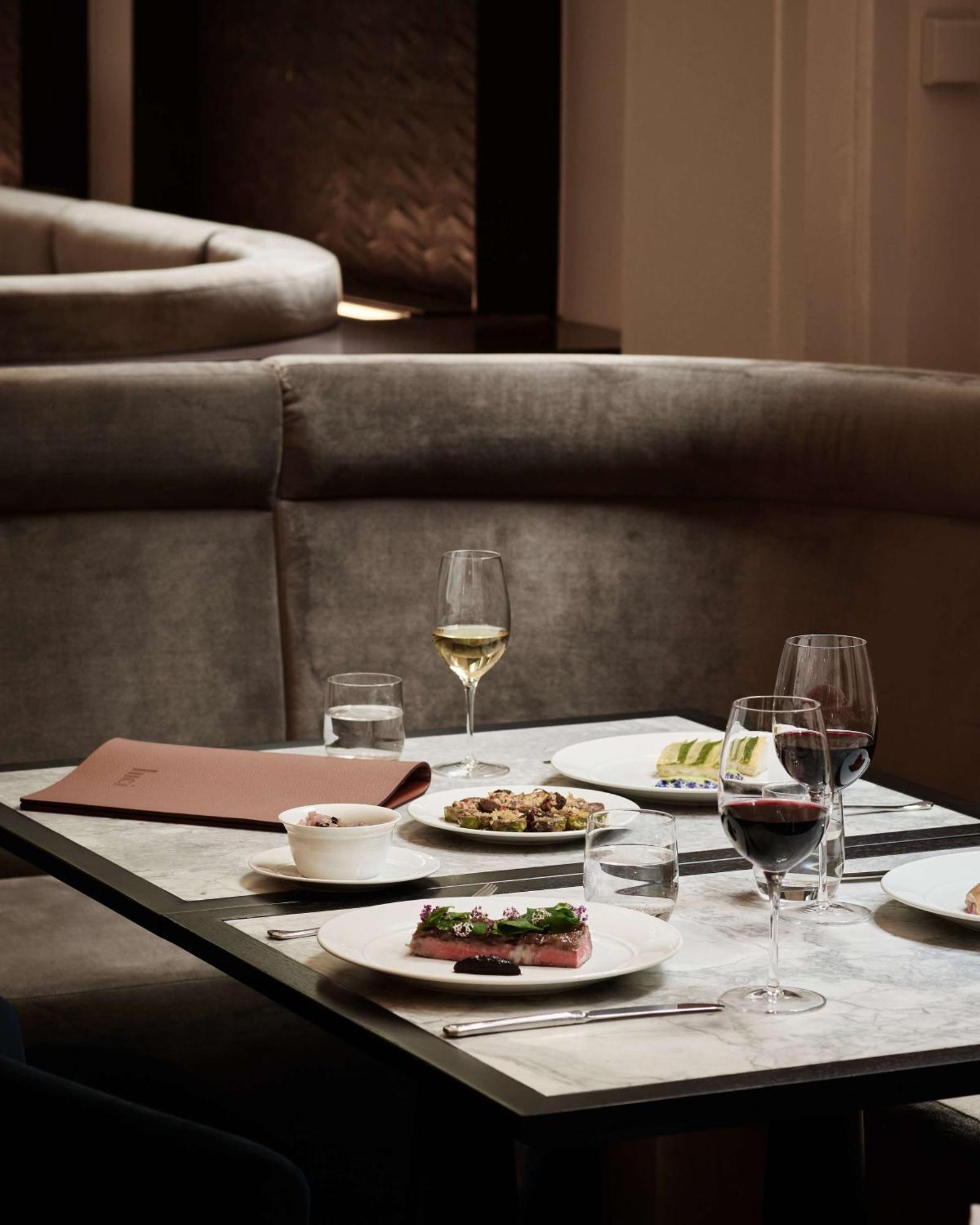 Hilton Melbourne Little Queen Street Екстериор снимка Restaurant AOC